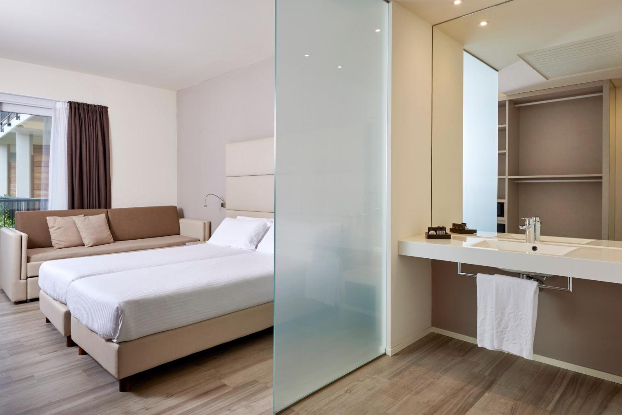 Royal Village Hotel 4*