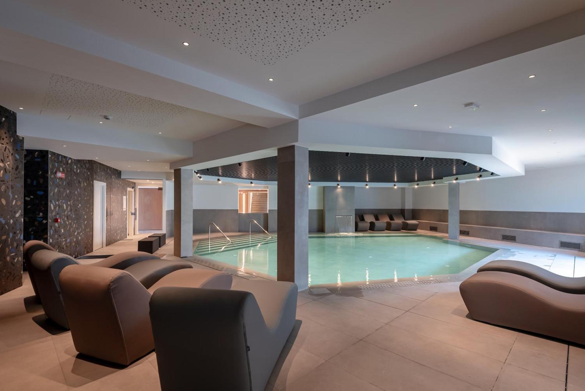 Royal Village Hotel 4*