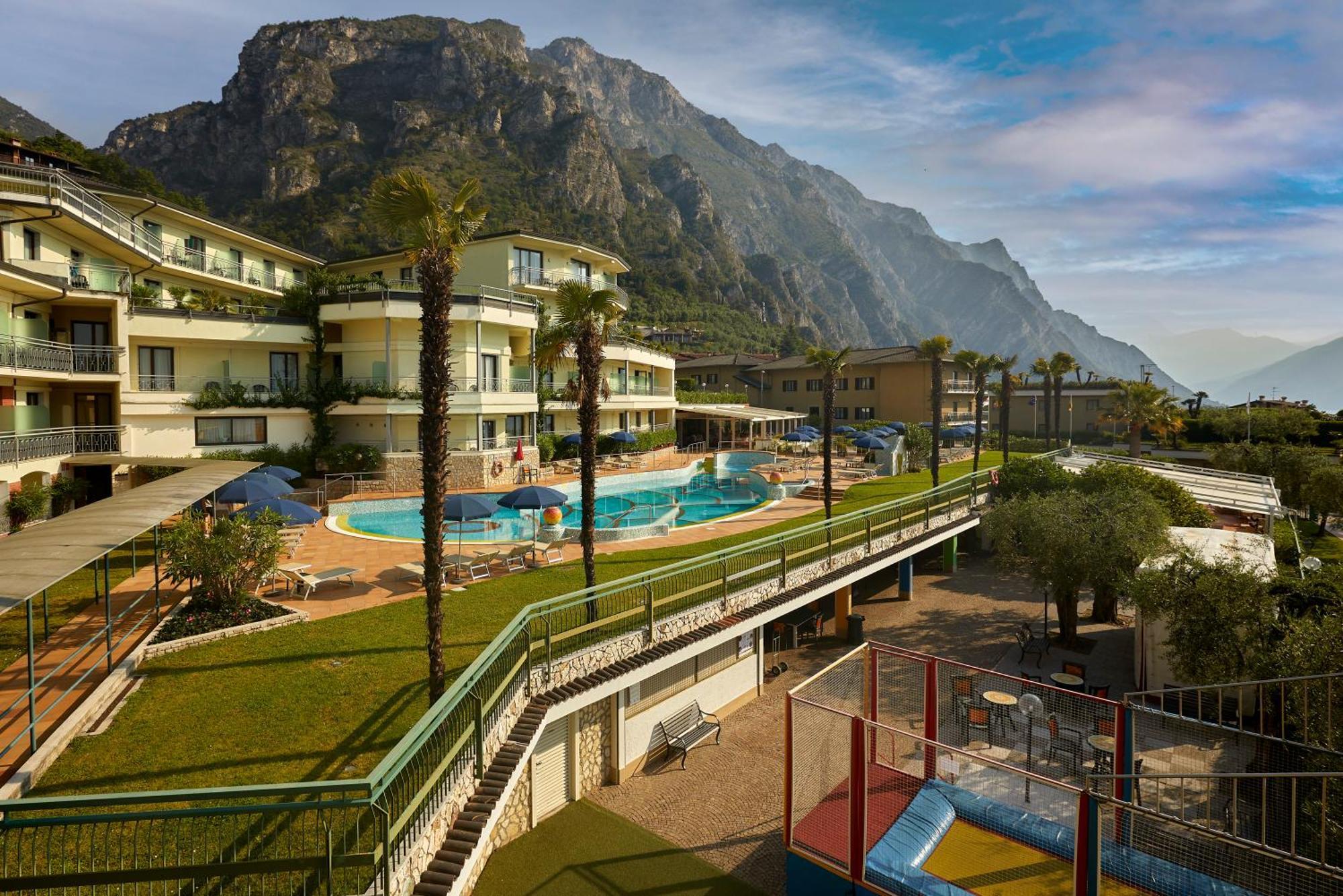 Royal Village Hotel 4*